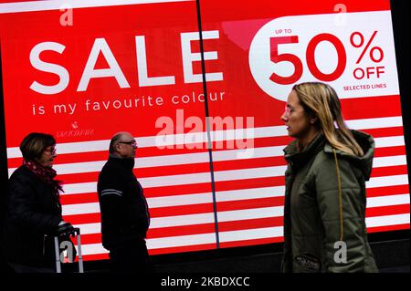 Les gens marchent devant les affiches de vente sur un affichage numérique dans la fenêtre du grand magasin House of Fraser sur Oxford Street à Londres, Angleterre, sur 5 janvier 2020. (Photo de David Cliff/NurPhoto) Banque D'Images