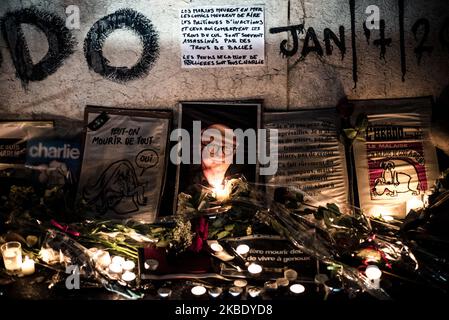 Autour de la statue de la République, la stèle est couverte de bougies, de fleurs, de stylos et de nombreux portraits des victimes (ici celui de Wolinski), mais aussi de citations et de dessins du journal Charlie Hebdo, 8 janvier 2015, À la suite de l'attaque perpétrée par les frères Kouachi contre le personnel éditorial du journal satirique Charlie Hebdo qui a fait 12 morts, dont les caricaturistes Charb, Cabu, Honoré, Wolinski et Tignous, figures du journal, Et pour qui des milliers de Parisiens continuent de se rassembler sur la place de la République pour se rassembler et honorer Banque D'Images