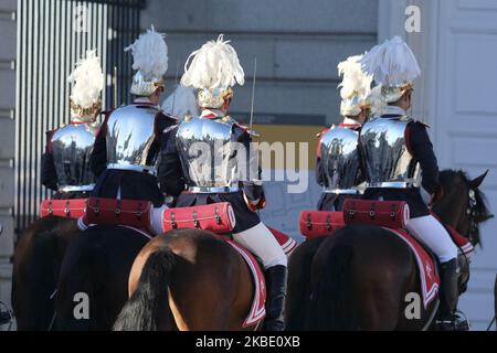 Les gardes royaux espagnols défilent sur le terrain de parade du Palais royal pendant la célébration de l'armée pour marquer le jour de Pascua Militar dans le centre de Madrid, Espagne, 06 janvier 2020. Le roi d'Espagne Felipe VI préside la cérémonie annuelle de l'armée pour marquer le jour de l'Epiphanie au Palais Royal. Le roi d'Espagne Carlos III a établi cette cérémonie en 1782 après que les troupes espagnoles ont capturé la ville de Mahon, sur l'île de Minorque, en plus des troupes britanniques, le 06 janvier 1782. (Photo par Oscar Gonzalez/NurPhoto) Banque D'Images