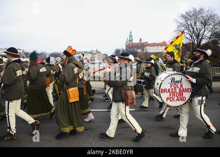 Les gens prennent part à l'Epiphanie, connue sous le nom de jour des trois Rois, à Cracovie, en Pologne, sur 06 janvier 2020. Le défilé commémore la visite biblique des trois Mages, connus sous le nom de trois Sages, au petit Jésus après sa naissance. (Photo de Beata Zawrzel/NurPhoto) Banque D'Images