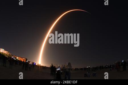 Une roquette SpaceX Falcon 9 est vue à cette époque exposée de Cocoa Beach, en Floride, alors qu'elle lance la troisième mission Starlink de la compagnie sur 6 janvier 2020 à partir de la station aérienne de Cape Canaveral, à Cape Canaveral, en Floride. La fusée transporte 60 satellites Starlink dans le cadre d'une constellation prévue de milliers de satellites conçus pour fournir des services Internet dans le monde entier. (Photo de Paul Hennessy/NurPhoto) Banque D'Images