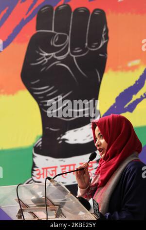 Des centaines de manifestants ainsi que des militantes pour les droits des femmes, des transgenres et des membres de la communauté LGBTQ ont marché jusqu'à Jantar Mantar depuis la Maison Mandi pour lancer leur protestation contre le projet de loi d'amendement de la citoyenneté (ACR) et le Registre national des citoyens (NRC) du gouvernement à New Delhi, sur 03 janvier 2020. La loi sur l'amendement de la citoyenneté a déclenché des protestations à l'échelle nationale, car elle a ouvert la voie à six communautés minoritaires hindoues, sikhs, Jain, bouddhistes, zoroastriens et chrétiens venus en Inde du Pakistan, du Bangladesh ou de l'Afghanistan pour échapper à la persécution religieuse avant que 31 décembre 2014 n'obtiens l'Ind Banque D'Images