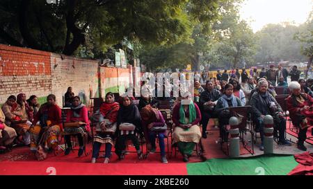 Des centaines de manifestants ainsi que des militantes pour les droits des femmes, des transgenres et des membres de la communauté LGBTQ ont marché jusqu'à Jantar Mantar depuis la Maison Mandi pour lancer leur protestation contre le projet de loi d'amendement de la citoyenneté (ACR) et le Registre national des citoyens (NRC) du gouvernement à New Delhi, sur 03 janvier 2020. La loi sur l'amendement de la citoyenneté a déclenché des protestations à l'échelle nationale, car elle a ouvert la voie à six communautés minoritaires hindoues, sikhs, Jain, bouddhistes, zoroastriens et chrétiens venus en Inde du Pakistan, du Bangladesh ou de l'Afghanistan pour échapper à la persécution religieuse avant que 31 décembre 2014 n'obtiens l'Ind Banque D'Images