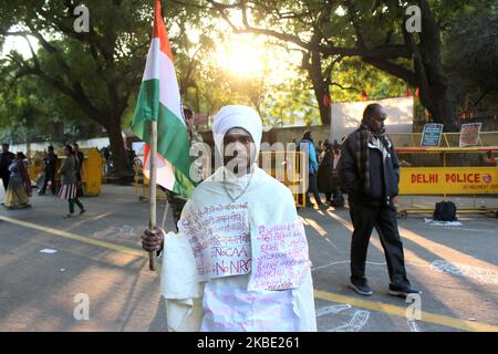 Des centaines de manifestants ainsi que des militantes pour les droits des femmes, des transgenres et des membres de la communauté LGBTQ ont marché jusqu'à Jantar Mantar depuis la Maison Mandi pour lancer leur protestation contre le projet de loi d'amendement de la citoyenneté (ACR) et le Registre national des citoyens (NRC) du gouvernement à New Delhi, sur 03 janvier 2020. La loi sur l'amendement de la citoyenneté a déclenché des protestations à l'échelle nationale, car elle a ouvert la voie à six communautés minoritaires hindoues, sikhs, Jain, bouddhistes, zoroastriens et chrétiens venus en Inde du Pakistan, du Bangladesh ou de l'Afghanistan pour échapper à la persécution religieuse avant que 31 décembre 2014 n'obtiens l'Ind Banque D'Images