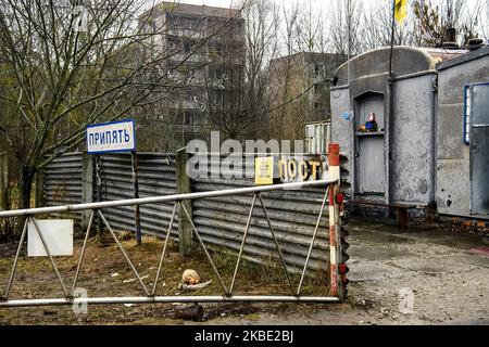 Panneau Pripyat près du point de contrôle à l'entrée de la ville fantôme de Prypiat dans la zone d'exclusion de Tchernobyl, Ukraine. Décembre 2019 (photo de Maxym Marusenko/NurPhoto) Banque D'Images
