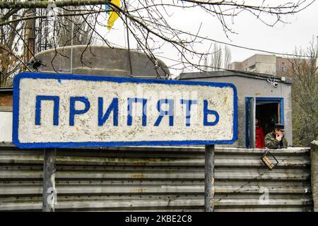 Panneau Pripyat près du point de contrôle à l'entrée de la ville fantôme de Prypiat dans la zone d'exclusion de Tchernobyl, Ukraine. Décembre 2019 (photo de Maxym Marusenko/NurPhoto) Banque D'Images