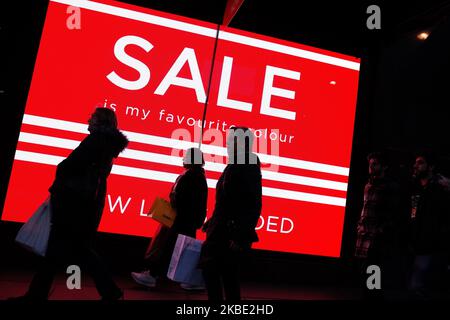 Les gens marchent devant une affiche de vente sur un affichage numérique dans la fenêtre du grand magasin House of Fraser sur Oxford Street à Londres, Angleterre, sur 7 janvier 2020. (Photo de David Cliff/NurPhoto) Banque D'Images