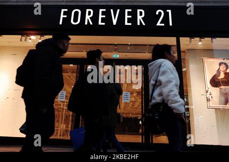 Les gens marchent devant une succursale fermée de l'ancien détaillant de mode rapide Forever 21 sur Oxford Street à Londres, Angleterre, sur 7 janvier 2020. Forever 21 a déposé un dossier de protection contre la faillite aux États-Unis l'année dernière et a fermé des centaines de ses magasins dans le monde entier. (Photo de David Cliff/NurPhoto) Banque D'Images