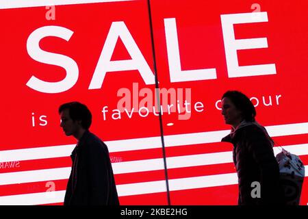 Les gens marchent devant une affiche de vente sur un affichage numérique dans la fenêtre du grand magasin House of Fraser sur Oxford Street à Londres, Angleterre, sur 7 janvier 2020. (Photo de David Cliff/NurPhoto) Banque D'Images