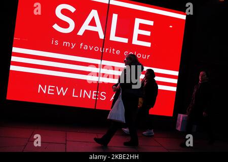 Les gens marchent devant une affiche de vente sur un affichage numérique dans la fenêtre du grand magasin House of Fraser sur Oxford Street à Londres, Angleterre, sur 7 janvier 2020. (Photo de David Cliff/NurPhoto) Banque D'Images