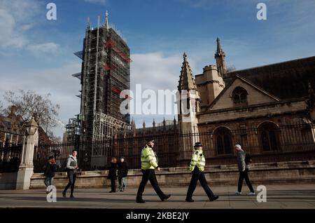 Des policiers marchent devant les chambres du Parlement à Londres, en Angleterre, sur 7 janvier 2020. Les députés sont retournés à Westminster aujourd'hui après les vacances d'hiver, avec le projet de loi sur le Brexit du gouvernement en tête de l'ordre du jour et s'attendaient à effacer les communes (où le Parti conservateur détient maintenant une majorité de 80 sièges) jeudi. Le projet de loi sur l'accord de retrait sera ensuite soumis à l'examen de la Chambre des lords. Le Royaume-Uni est sur le point de quitter l'UE à 11pm ans sur 31 janvier, début d'une période de transition allant jusqu'à la fin de l'année, au cours de laquelle le Premier ministre Boris Johnson s'est engagé à concl Banque D'Images