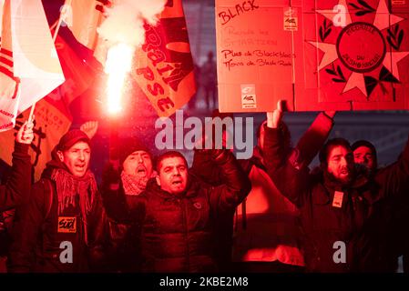 Des cheminots à la gare de Lyon ont allumé de la fumée rouge dans le hall du bâtiment BlackRock France, dans une action surprise où ils ont temporairement envahi le siège social le mardi 7 janvier 2019. Près de 200 employés en grève de la SNCF et de la RATP ont envahi le siège de Paris du gestionnaire d'actifs BlackRock pour lui remettre une « médaille de déshonneur » et exiger le retrait du projet de réforme des retraites du gouvernement. Après une assemblée générale (GA) à la gare de Lyon à Paris, les cheminots ont apporté un grand panneau avec un "medal de déshonneur" attribué à BlackRock, en référence à la légion o Banque D'Images