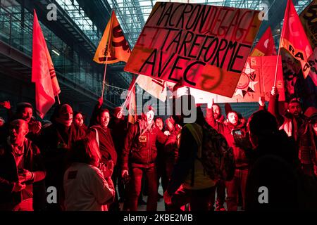 Des cheminots à la gare de Lyon ont allumé de la fumée rouge dans le hall du bâtiment BlackRock France, dans une action surprise où ils ont temporairement envahi le siège social le mardi 7 janvier 2019. Près de 200 employés en grève de la SNCF et de la RATP ont envahi le siège de Paris du gestionnaire d'actifs BlackRock pour lui remettre une « médaille de déshonneur » et exiger le retrait du projet de réforme des retraites du gouvernement. Après une assemblée générale (GA) à la gare de Lyon à Paris, les cheminots ont apporté un grand panneau avec un "medal de déshonneur" attribué à BlackRock, en référence à la légion o Banque D'Images