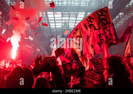 Des cheminots en grève à la gare de Lyon ont allumé de la fumée rouge et jeté des billets contrefaits dans le hall du bâtiment BlackRock France dans une action surprise où ils ont temporairement envahi le siège social le mardi 7 janvier 2019. Environ 200 grévistes de la SNCF et de la RATP ont envahi le siège de Paris du gestionnaire d'actifs BlackRock pour lui remettre une « médaille de déshonneur » et exiger le retrait du projet de réforme des retraites du gouvernement. Après une assemblée générale (GA) à la gare de Lyon à Paris, les cheminots ont apporté un grand panneau avec un « medal de déshonneur » décerné à BlackR Banque D'Images