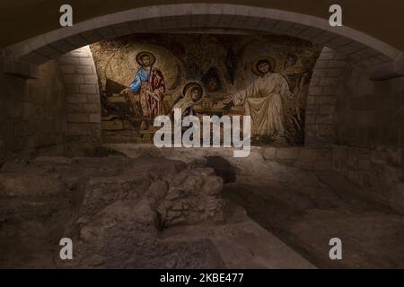 Fresque faite en 2015 représentant Jésus, la Vierge et Saint Joseph dans l'atelier de menuiserie en Israël le 10 décembre 2019. Il est décorant le niveau inférieur de l'église de San José construite entre 1911 et 1914 dans le style néo-roman par l'architecte Fray Wendelin Hinterkeuser (1851-1921) sur les restes d'une église transversale de 12th siècle, construite à son tour sur une grotte, Qui a été identifié depuis le XVIIe siècle comme la ''menuiserie'' de Saint-Joseph, à côté du Sanctuaire de l'Annonciation dans la ville de Nazareth, Israël. (Photo de Joaquin Gomez Sastre/NurPhoto) Banque D'Images