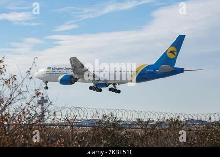 Ukraine International Airlines UIA Boeing 777, plus précisément Boeing 777-2Q8(ER), avions de passagers commerciaux vus lors de l'atterrissage final à l'aéroport international JFK KJFK de New York. L'avion long-courrier à large corps Boeing 777-200 de la gamme étendue est équipé des moteurs à jet UR-GOA, 2x PW PW4090. UIA / AUI / PS est le porte-drapeau ukranien, avec le centre principal à la capitale de l'Ukraine Kiev - aéroport de Boryspil . Sur 8 janvier 2020, un Boeing 737-800 a enregistré UR-PSR, le vol PS 752 de l'aéroport Imam Khomeini de Téhéran en Iran à Kiev, s'est écrasé peu après le décollage. New York, Etats-Unis - 14 novembre 2019 Banque D'Images