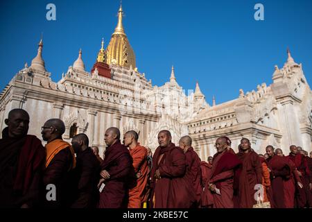 Moines bouddhistes se faisant la queue pour recevoir des almes et de l'argent donnés par des dévotés bouddhistes pendant le festival de pagode Ananda à Bagan, Myanmar sur 9 janvier 2020. Le festival de la pagode Ananda est une fête annuelle qui a lieu le jour de la pleine lune de Pyatho selon le calendrier lunaire du Myanmar. Les dévotés bouddhistes offrent des almes et de l'argent à des centaines de moines et de novices bouddhistes, se trouvant dans le complexe de la pagode. La tradition a été pratiquée depuis le début de la période Bagan. (Photo de Shwe Paw Mya Tin/NurPhoto) Banque D'Images