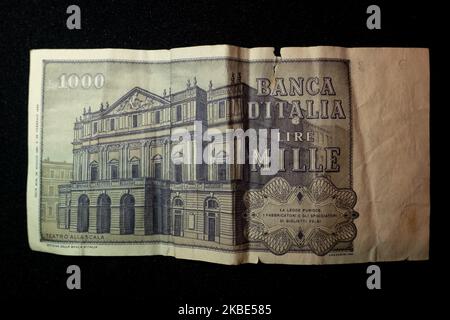 Deux anciens billets en monnaie italienne Lira sont affichés sur fond noir à Milan, en Italie, le 09 janvier 2020. La lire italienne a été la monnaie italienne depuis l'atteinte de l'unité nationale en 1861 jusqu'à l'introduction de l'euro, ce qui a définitivement cessé d'être monnaie légale le 28 février 2002. (Photo par Mairo Cinquetti/NurPhoto) Banque D'Images