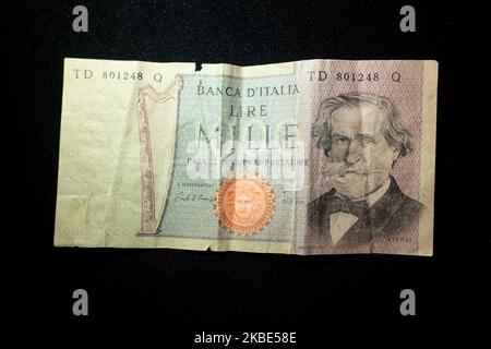 Deux anciens billets en monnaie italienne Lira sont affichés sur fond noir à Milan, en Italie, le 09 janvier 2020. La lire italienne a été la monnaie italienne depuis l'atteinte de l'unité nationale en 1861 jusqu'à l'introduction de l'euro, ce qui a définitivement cessé d'être monnaie légale le 28 février 2002. (Photo par Mairo Cinquetti/NurPhoto) Banque D'Images