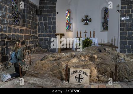 Un pèlerin prie à l'intérieur de l'Église de la primauté de Saint-Pierre est une église franciscaine située à Tabgha, en Israël, sur la rive nord-ouest de la mer de Galilée. Elle commémore la restauration de Pierre en tant que chef des Apôtres par Jésus. (Photo de Joaquin Gomez Sastre/NurPhoto) Banque D'Images