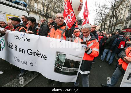 Les cheminots en grève portant une veste orange tiennent une bannière lisant « RER B en grève » lors d'une manifestation à Paris, sur 9 janvier 2020, le 36th jour d'une grève multisectorielle nationale contre la réforme des retraites du gouvernement français. (Photo de Michel Stoupak/NurPhoto) Banque D'Images