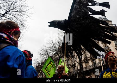 Les activistes Attac ont organisé une action où d'énormes corneilles noires avec des « BlackRock » écrits sur eux ont survolé les manifestants le jeudi 9 janvier 2020, le 36th jour de la grève. L'intersyndicale, composée de CGT, FO, Sud, FSU et d'organisations de jeunesse, a appelé à une nouvelle journée de manifestation à Paris pour demander le retrait du projet de réforme des retraites. Des affrontements ont éclaté entre des manifestants radicalisés, un bloc noir et la police qui a utilisé des gaz lacrymogènes pour disperser la manifestation. (Photo de Samuel Boivin/NurPhoto) Banque D'Images
