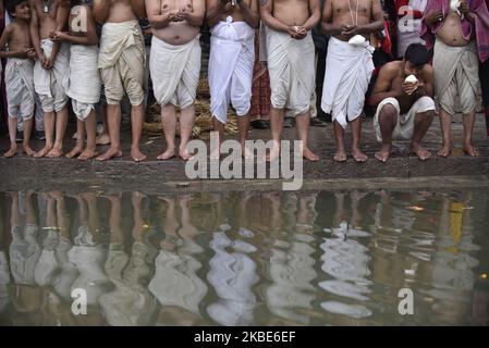 Les dévotés hindous népalais offrant la prière rituelle dans la rivière Hanumante pendant le festival Madhav Narayan ou Swasthani Brata Katha à Bhaktapur, Népal vendredi, 10 janvier 2020. Les femmes hindoues népalaises observent un jeûne et prient pour la déesse Swasthani pour la longue vie de leurs maris et la prospérité familiale pendant un mois de fête à jeun. (Photo de Narayan Maharajan/NurPhoto) Banque D'Images