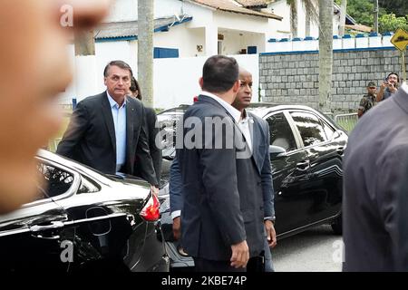 Le président brésilien Jair Messias Bolsonaro apparaît devant ses partisans devant le fort d'Andrada à Guaruja, Brésil, 10 janvier 2020. (Photo de Felipe Beltrame/NurPhoto) Banque D'Images