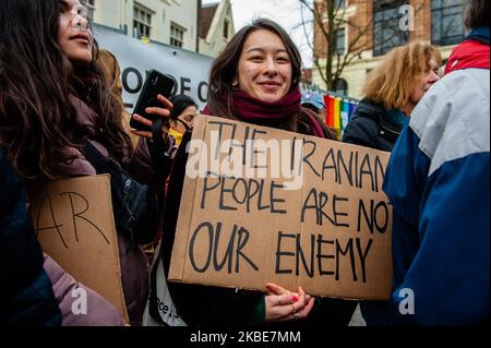 Une femme asiatique tient un écriteau, lors de la manifestation pas de guerre contre l'Iran, à Amsterdam sur 11 janvier 2020. (Photo par Romy Arroyo Fernandez/NurPhoto) Banque D'Images