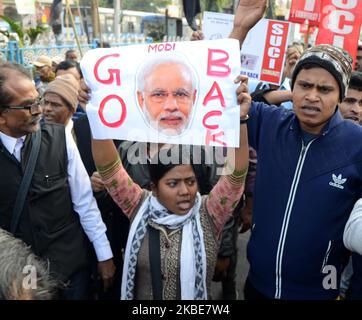 Les militants du social Unity Centre of India (SUCI) ont une affiche et crient slogan pour protester contre la nouvelle loi sur la citoyenneté (CAA) du gouvernement indien et le NRC (Registre national des citoyens) à Kolkata (Inde) le samedi 11th janvier 2020. (Photo de Sonali Pal Chaudhury/NurPhoto) Banque D'Images