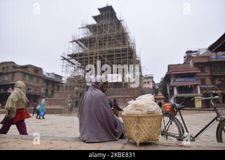 Un vendeur de nourriture de rue attend le client pour vendre Semiya Kesari ou vermicelli Halwa à Bhaktapur, Népal sur 11 janvier 2020. (Photo de Narayan Maharajan/NurPhoto) Banque D'Images