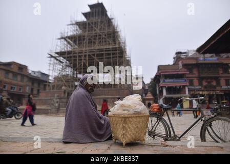 Un vendeur de nourriture de rue attend le client pour vendre Semiya Kesari ou vermicelli Halwa à Bhaktapur, Népal sur 11 janvier 2020. (Photo de Narayan Maharajan/NurPhoto) Banque D'Images