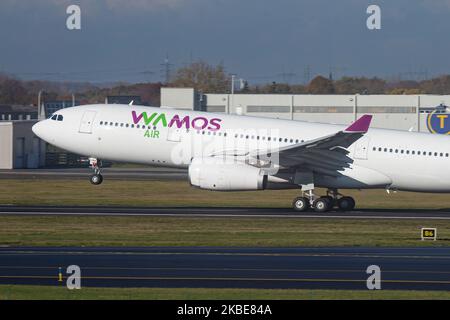 Avions commerciaux Wamos Air Airbus A330-200 vus en phase de rotation, décollage et vol depuis l'aéroport national de Bruxelles Zaventem BRU EBBR dans la capitale belge le 19 novembre 2019. L'avion long-courrier à corps large est équipé des moteurs EC-LNH et 2x RR Rolls Royce. Wamosair, transporteur espagnol a le code EB, PLM, PULLMAN est un transporteur aérien, l'ancien Pullmantur Air, avec son siège à Madrid, assurant des vols réguliers et de loisirs pour des destinations de vacances dans les Caraïbes comme Varadero à Cuba, Punta Cana en République dominicaine, Cancun au Mexique etc . Bruxelles, Banque D'Images