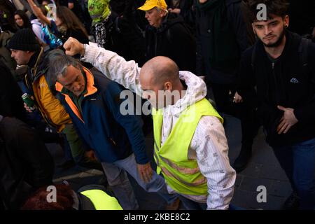 Une veste jaune lève le poing. Les manifestants de Yellow Vêtes ont manifesté pendant plus de 60 semaines consécutives dans toute la France. Plusieurs milliers de manifestants sont descendus dans les rues de Toulouse. Ils ont également protesté contre la réforme de la retraite prévue par Macron. Mais la manifestation pacifique s'est brusquement terminée, alors que la police anti-émeute a tiré des canons à eau et tiré des bidons de gaz lacrymogènes. Toulouse. France. 11 janvier 2020. (Photo d'Alain Pitton/NurPhoto) Banque D'Images