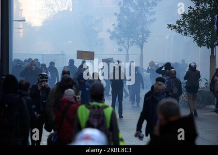 Les gilets jaunes se tiennent au milieu des gaz lacrymogènes lancés par la police anti-émeute. Les manifestants de Yellow Vêtes ont manifesté pendant plus de 60 semaines consécutives dans toute la France. Plusieurs milliers de manifestants sont descendus dans les rues de Toulouse. Ils ont également protesté contre la réforme de la retraite prévue par Macron. Mais la manifestation pacifique s'est brusquement terminée, alors que la police anti-émeute a tiré des canons à eau et tiré des bidons de gaz lacrymogènes. Toulouse. France. 11 janvier 2020. (Photo d'Alain Pitton/NurPhoto) Banque D'Images