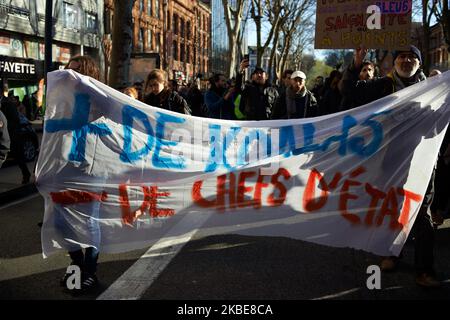 La bannière se lit comme suit : « plus de koalas, moins de chefs d'état ». Les manifestants de Yellow Vêtes ont manifesté pendant plus de 60 semaines consécutives dans toute la France. Plusieurs milliers de manifestants sont descendus dans les rues de Toulouse. Ils ont également protesté contre la réforme de la retraite prévue par Macron. Mais la manifestation pacifique s'est brusquement terminée, alors que la police anti-émeute a tiré des canons à eau et tiré des bidons de gaz lacrymogènes. Toulouse. France. 11 janvier 2020. (Photo d'Alain Pitton/NurPhoto) Banque D'Images