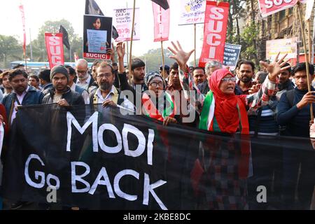 Une militante (C) crie des slogans contre le Premier ministre indien Narendra Modi alors qu'elle participe avec d'autres à une protestation contre la nouvelle loi indienne sur la citoyenneté, à Kolkata sur 11 janvier 2020. (Photo de Debajyoti Chakraborty/NurPhoto) Banque D'Images