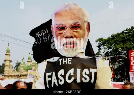 Une militante (C) crie des slogans contre le Premier ministre indien Narendra Modi alors qu'elle participe avec d'autres à une protestation contre la nouvelle loi indienne sur la citoyenneté, à Kolkata sur 11 janvier 2020. (Photo de Debajyoti Chakraborty/NurPhoto) Banque D'Images