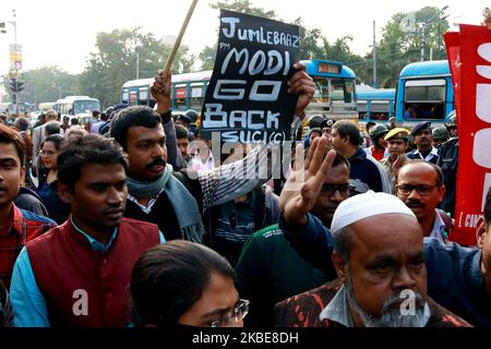 Une militante (C) crie des slogans contre le Premier ministre indien Narendra Modi alors qu'elle participe avec d'autres à une protestation contre la nouvelle loi indienne sur la citoyenneté, à Kolkata sur 11 janvier 2020. (Photo de Debajyoti Chakraborty/NurPhoto) Banque D'Images