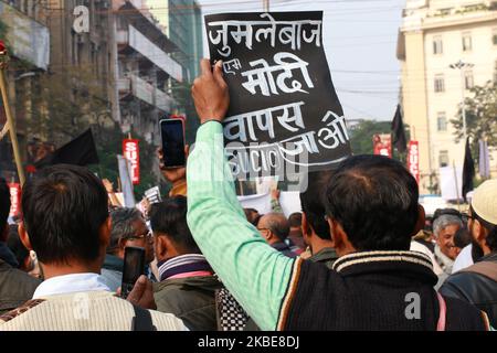 Une militante (C) crie des slogans contre le Premier ministre indien Narendra Modi alors qu'elle participe avec d'autres à une protestation contre la nouvelle loi indienne sur la citoyenneté, à Kolkata sur 11 janvier 2020. (Photo de Debajyoti Chakraborty/NurPhoto) Banque D'Images