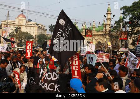 Une militante (C) crie des slogans contre le Premier ministre indien Narendra Modi alors qu'elle participe avec d'autres à une protestation contre la nouvelle loi indienne sur la citoyenneté, à Kolkata sur 11 janvier 2020. (Photo de Debajyoti Chakraborty/NurPhoto) Banque D'Images