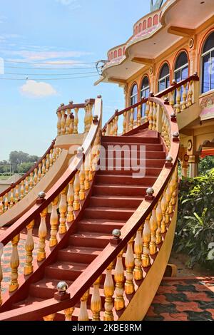 Escalier dans une salle de mariage de luxe sur le terrain du Kovil d'Amman (temple d'Amman) à Jaffna, Sri Lanka, le 15 août 2017. (Photo de Creative Touch Imaging Ltd./NurPhoto) Banque D'Images