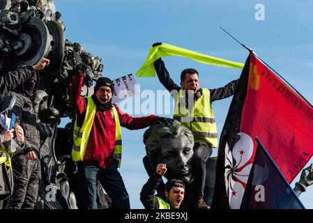 Les manifestants, principalement Gilets Jaunes, ont gravi la statue de la nation samedi, 11 janvier 2020, le 36th jour de la grève contre la réforme des retraites. Les organisations intersyndicales composées de CGT, FO, solidaires, Sud, FSU et organisations étudiantes ont appelé à une nouvelle journée de manifestation à Paris pour demander le retrait du projet de réforme des retraites. La manifestation a été rapidement perturbée par des affrontements entre des manifestants et des forces de police qui ont répondu par des gaz lacrymogènes pour disperser la foule hostile. (Photo de Samuel Boivin/NurPhoto) Banque D'Images