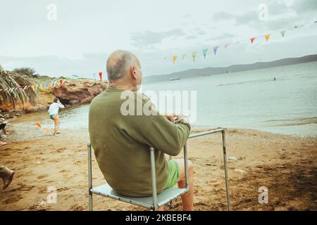 Les nageurs d'hiver de Lavrio, un port de la région de l'est de l'Attique, ont coupé le gâteau du nouvel an (vasilopita en grec) pour 2020. Les gens de tous âges se sont rassemblés pour leur première baignade dans la nouvelle année, avec la température de la mer autour de 12 à 13 degrés Celsius. Ensuite, ils avaient du vin, de la soupe traditionnelle aux haricots (fasolada en grec) et chantaient. (Photo de Maria Chourdari/NurPhoto) Banque D'Images