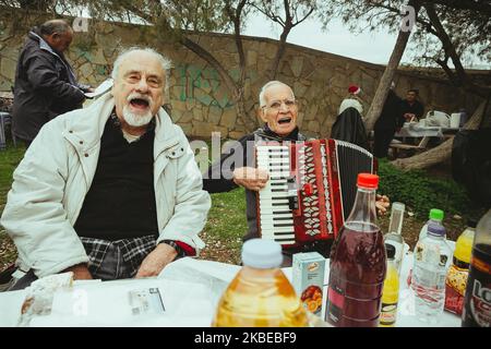 Les nageurs d'hiver de Lavrio, un port de la région de l'est de l'Attique, ont coupé le gâteau du nouvel an (vasilopita en grec) pour 2020. Les gens de tous âges se sont rassemblés pour leur première baignade dans la nouvelle année, avec la température de la mer autour de 12 à 13 degrés Celsius. Ensuite, ils avaient du vin, de la soupe traditionnelle aux haricots (fasolada en grec) et chantaient. (Photo de Maria Chourdari/NurPhoto) Banque D'Images