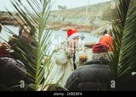 Les nageurs d'hiver de Lavrio, un port de la région de l'est de l'Attique, ont coupé le gâteau du nouvel an (vasilopita en grec) pour 2020. Les gens de tous âges se sont rassemblés pour leur première baignade dans la nouvelle année, avec la température de la mer autour de 12 à 13 degrés Celsius. Ensuite, ils avaient du vin, de la soupe traditionnelle aux haricots (fasolada en grec) et chantaient. (Photo de Maria Chourdari/NurPhoto) Banque D'Images