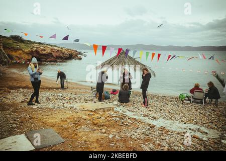 Les nageurs d'hiver de Lavrio, un port de la région de l'est de l'Attique, ont coupé le gâteau du nouvel an (vasilopita en grec) pour 2020. Les gens de tous âges se sont rassemblés pour leur première baignade dans la nouvelle année, avec la température de la mer autour de 12 à 13 degrés Celsius. Ensuite, ils avaient du vin, de la soupe traditionnelle aux haricots (fasolada en grec) et chantaient. (Photo de Maria Chourdari/NurPhoto) Banque D'Images