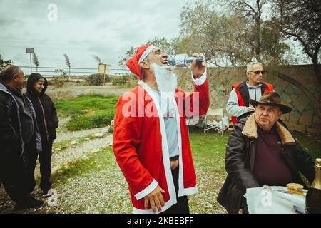 Les nageurs d'hiver de Lavrio, un port de la région de l'est de l'Attique, ont coupé le gâteau du nouvel an (vasilopita en grec) pour 2020. Les gens de tous âges se sont rassemblés pour leur première baignade dans la nouvelle année, avec la température de la mer autour de 12 à 13 degrés Celsius. Ensuite, ils avaient du vin, de la soupe traditionnelle aux haricots (fasolada en grec) et chantaient. (Photo de Maria Chourdari/NurPhoto) Banque D'Images