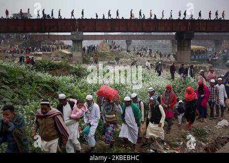 Des milliers de fidèles musulmans rentrent chez eux après avoir assisté à la dernière prière de Bishwa Ijtema, considéré comme le deuxième plus grand rassemblement musulman après Hajj, à Tongi, dans la banlieue de Dhaka, au Bangladesh. Photo prise le 12 janvier 2020. (Photo de Syed Mahamudur Rahman/NurPhoto) Banque D'Images