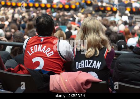 Les fans de Toronto Raptors regardent le match de la saison régulière de la NBA des Toronto Raptors vs San Antonio Spurs en maillots d'anciens joueurs de Toronto Raprots Kawhi Leonard (L) et DEMAR DeRozan (R) à l'aréna de la Banque Scotia sur 12 janvier 2020 à Toronto (Canada) (San Antonio Spurs a gagné 105-104) (photo d'Anatoliy Cherkasov/Nurur) Banque D'Images
